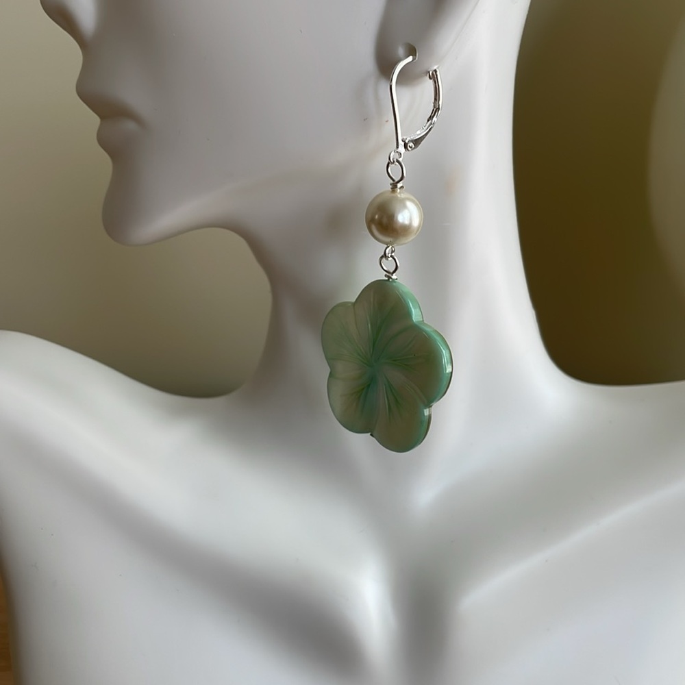 HAND CRAFTED MOTHER OF PEARL FLORAL SHELL EARRINGS Mint Green Cream Faux Pearls - Picture 8 of 16